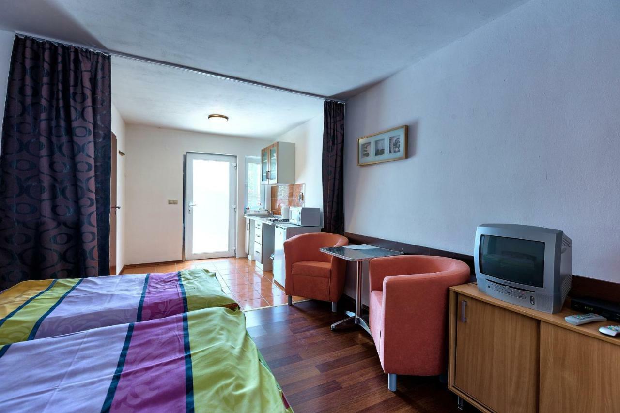 Apartmanovy Dom Red Hotel Podhajska Exterior photo