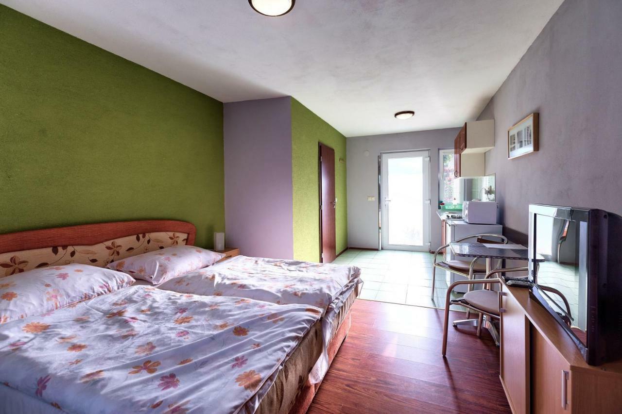 Apartmanovy Dom Red Hotel Podhajska Exterior photo