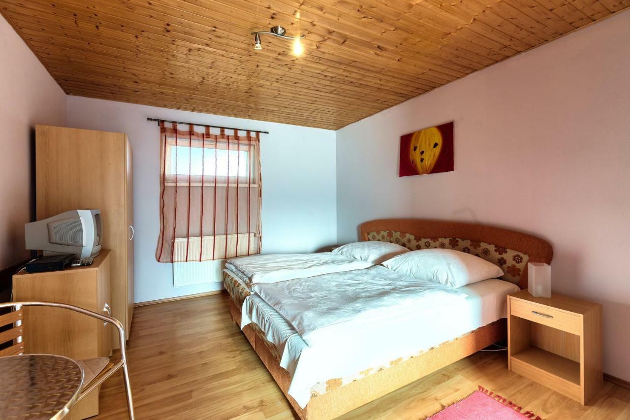 Apartmanovy Dom Red Hotel Podhajska Exterior photo