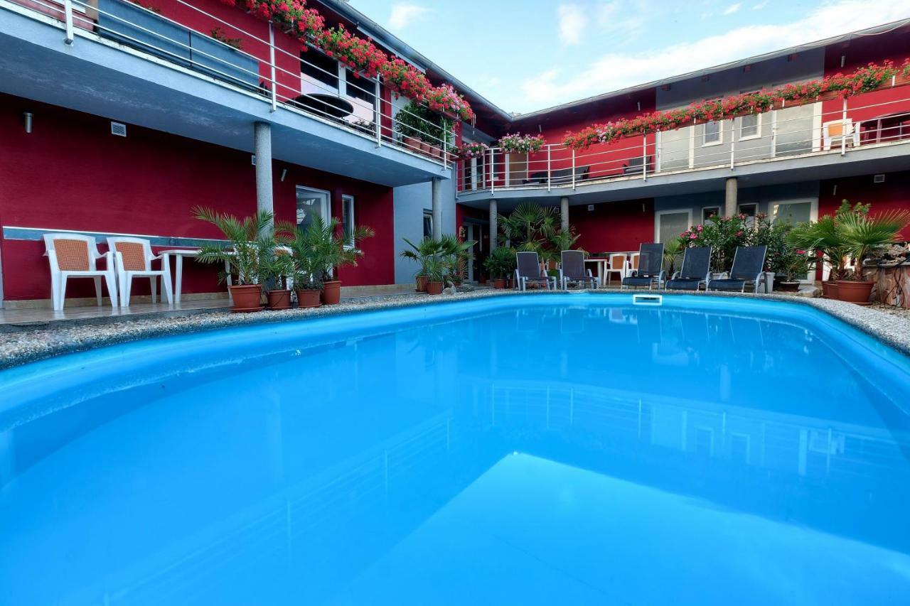 Apartmanovy Dom Red Hotel Podhajska Exterior photo