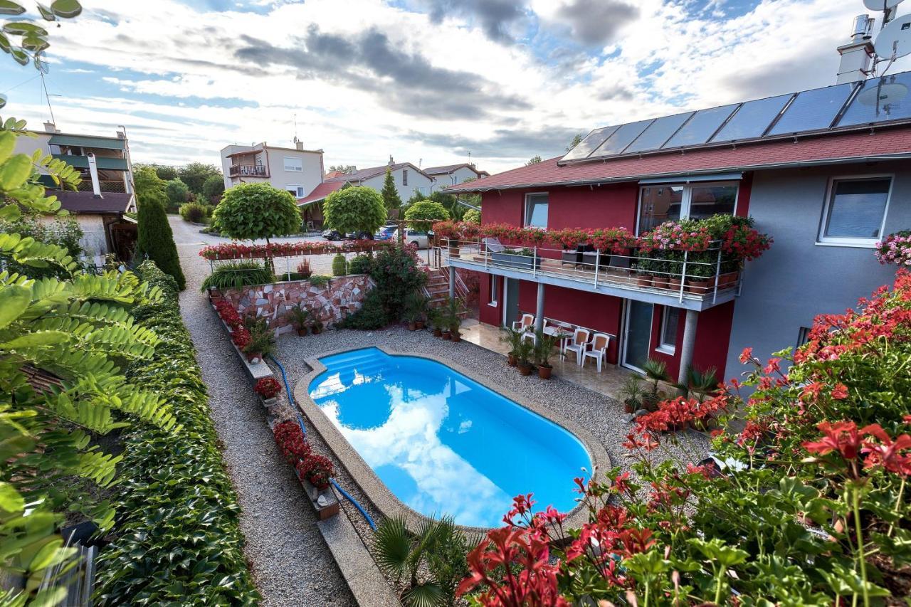 Apartmanovy Dom Red Hotel Podhajska Exterior photo